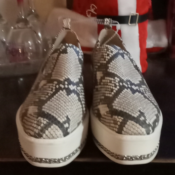 Shoes - Picture 2 of 4